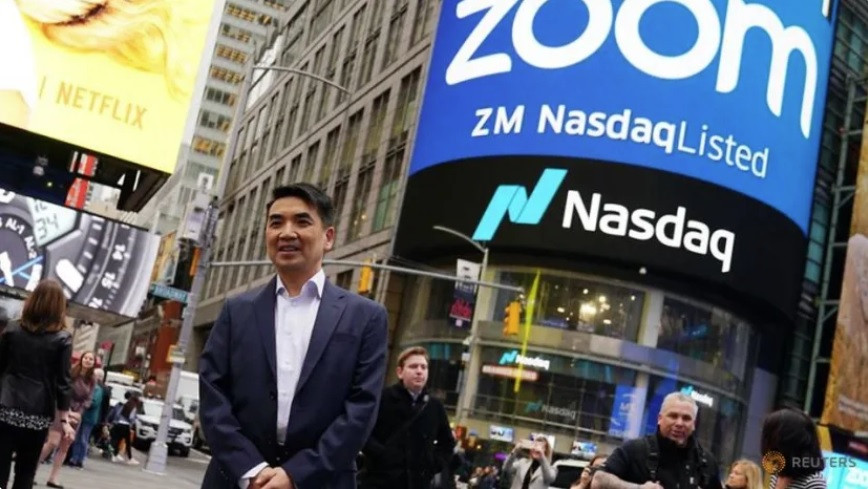 CEO Zoom Eric Yuan đăng bức ảnh trước trụ sở sàn chứng khoán Nasdaq tháng 4/2019 và khẳng định mình là công dân Mỹ. (Ảnh: Reuters) CEO Zoom Eric Yuan đăng bức ảnh trước trụ sở sàn chứng khoán Nasdaq tháng 4/2019 và khẳng định mình là công dân Mỹ. (Ảnh: Reuters)