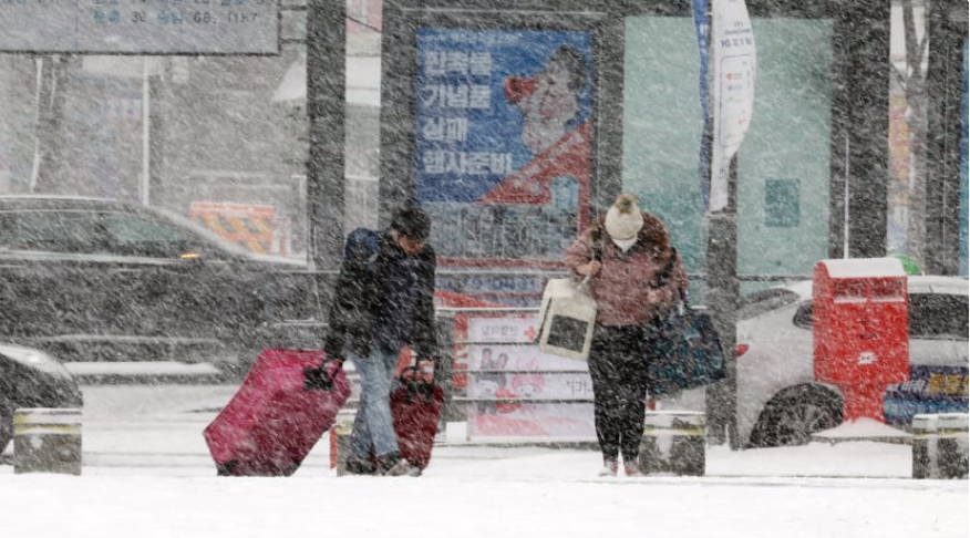 Nhiệt độ cực kỳ lạnh giá đang bao trùm các nước Đông Á. (Ảnh: AP) Nhiệt độ cực kỳ lạnh giá đang bao trùm các nước Đông Á. (Ảnh: AP)