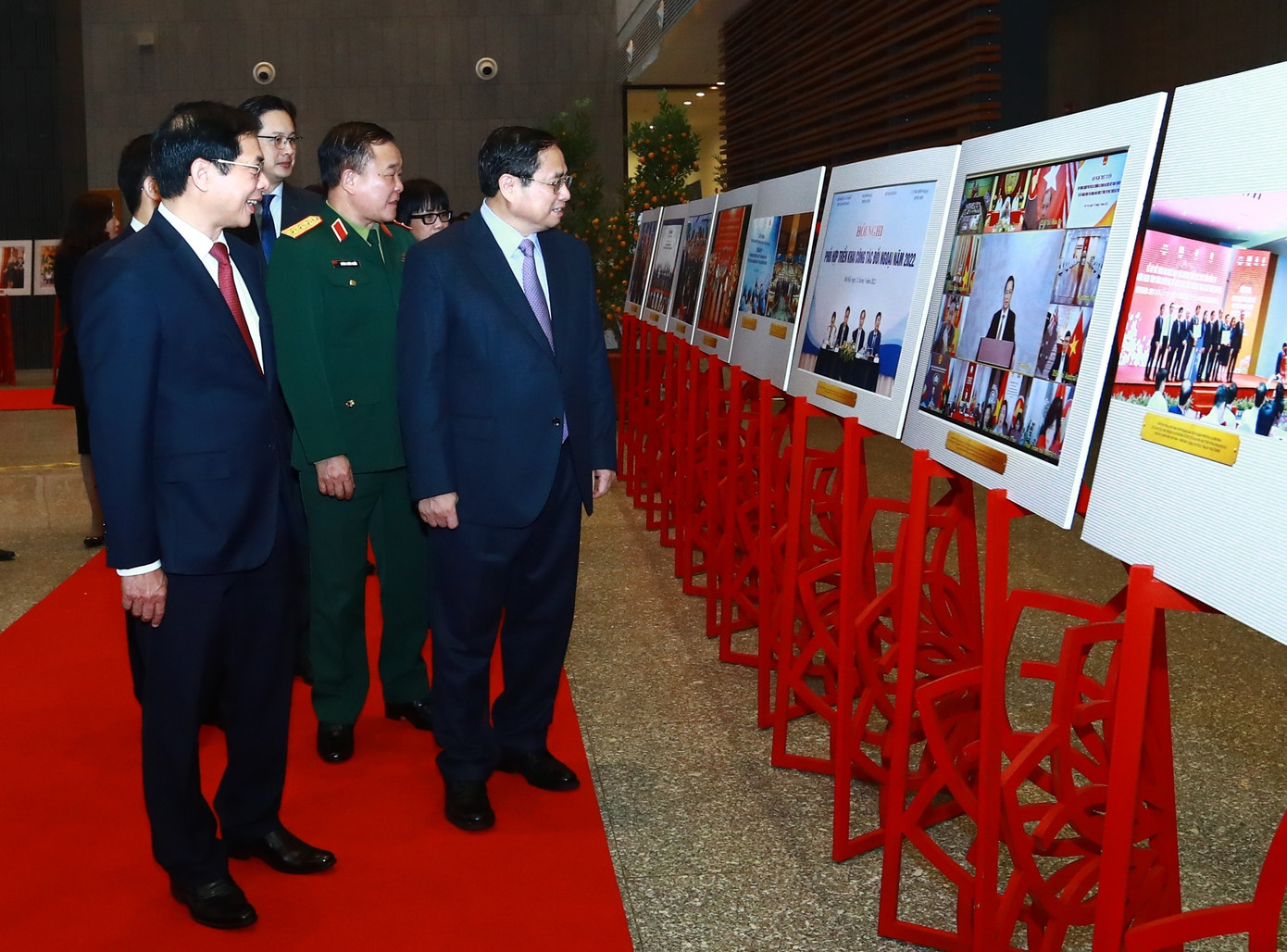 Thủ tướng Phạm Minh Chính nhìn lại hình ảnh các hoạt động ngoại giao nổi bật trong năm 2022. (Ảnh: Như Ý)