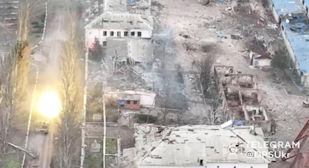 Ảnh chụp từ video cho thấy cảnh tượng tan hoang ở Soledar ngày 10/1 Ảnh chụp từ video cho thấy cảnh tượng tan hoang ở Soledar ngày 10/1