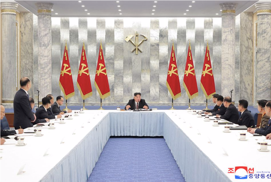 Bức ảnh ông Kim Jong Un chủ trì cuộc họp của đảng Lao động Triều Tiên được đăng ngày 31/12/2022. (Ảnh: KCNA)