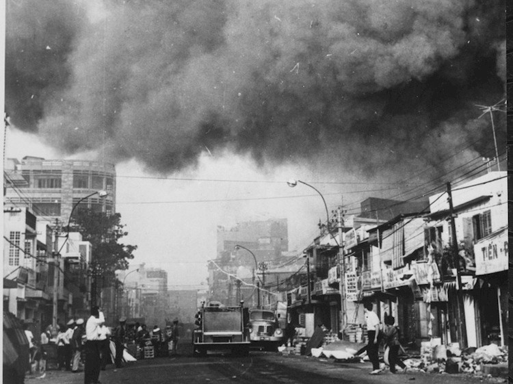 Khói đen bao trùm một góc Sài Gòn trong cuộc tổng tiến công năm 1968. (Ảnh tư liệu) Khói đen bao trùm một góc Sài Gòn trong cuộc tổng tiến công năm 1968. (Ảnh tư liệu)