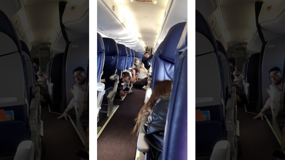 Các hành khách cúi sát xuồng sàn máy bay vì sợ trúng đạn