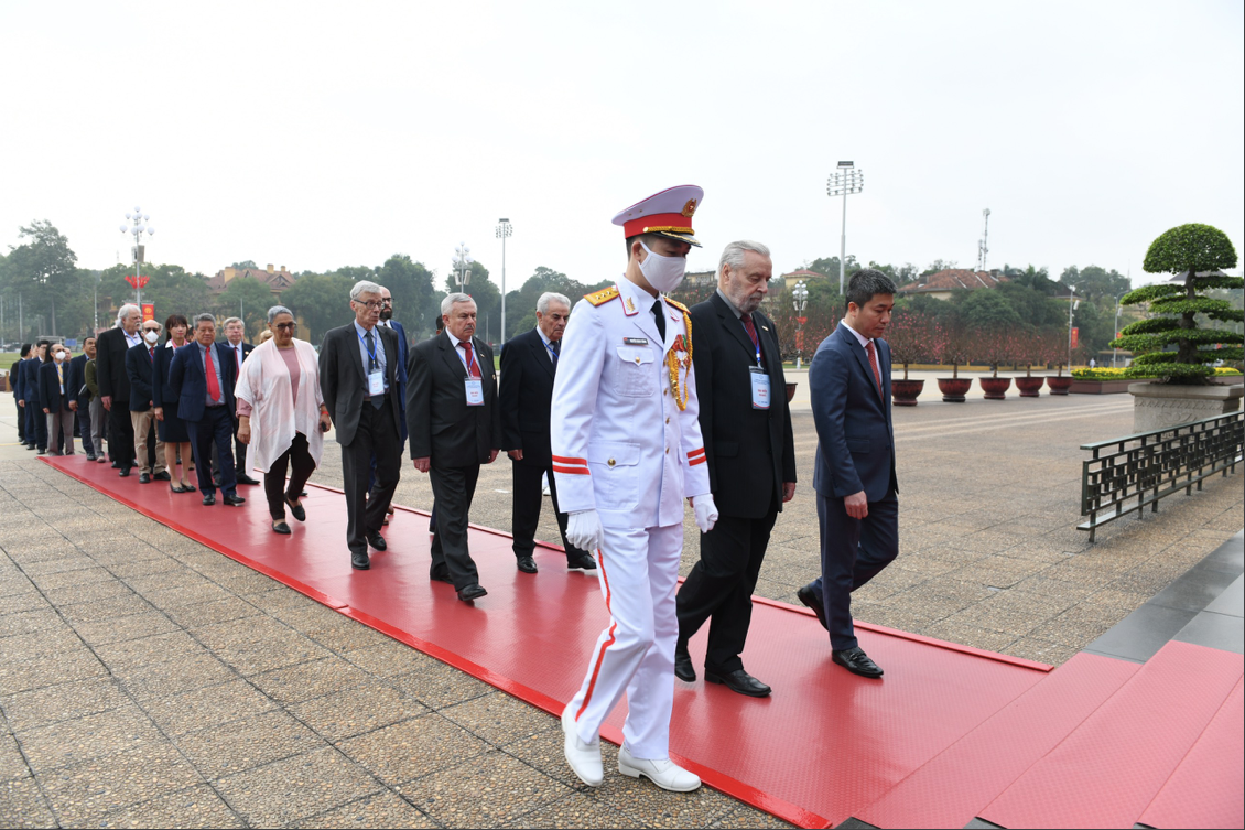 Các đại biểu vào viếng Lăng Chủ tịch Hồ Chí Minh trước khi dự buổi giao lưu về 50 năm ký Hiệp định Paris. (Ảnh: Như Ý)