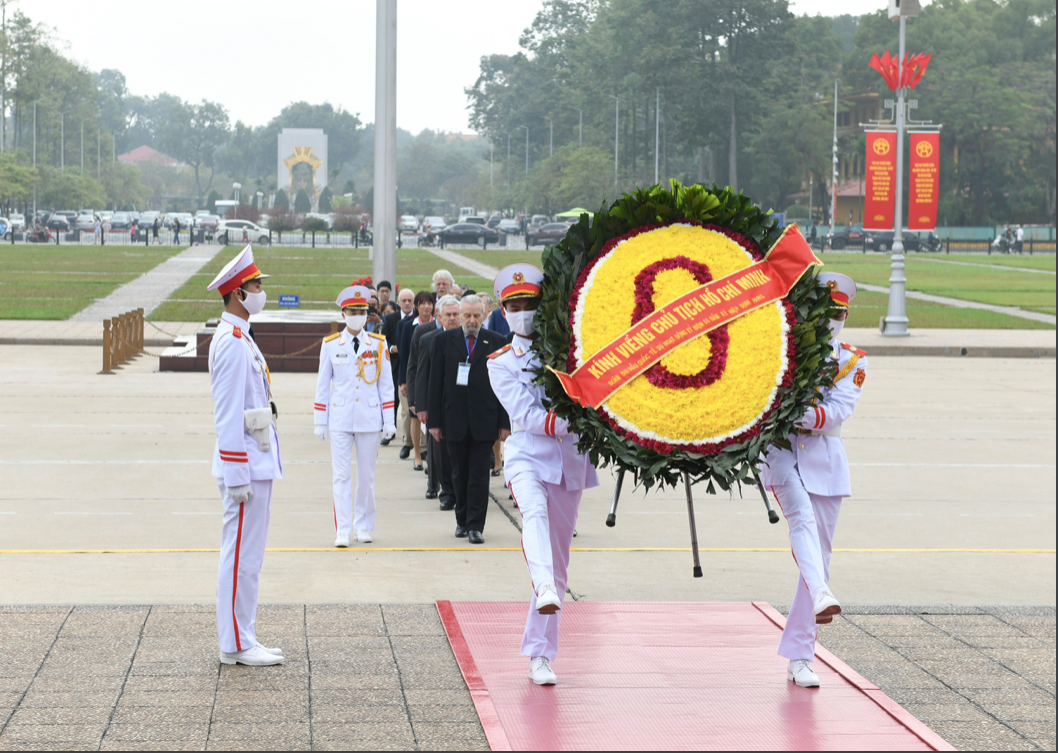 Đoàn đại biểu quốc tế viếng Lăng Chủ tịch Hồ Chí Minh sáng 13/1. (Ảnh: Như Ý)