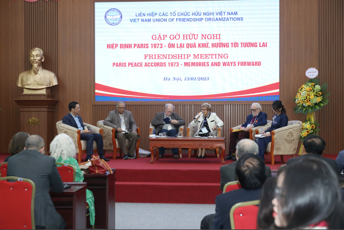 Những người bạn tuổi đã cao nhưng vẫn sang thăm lại Việt Nam. (Ảnh: Như Ý)