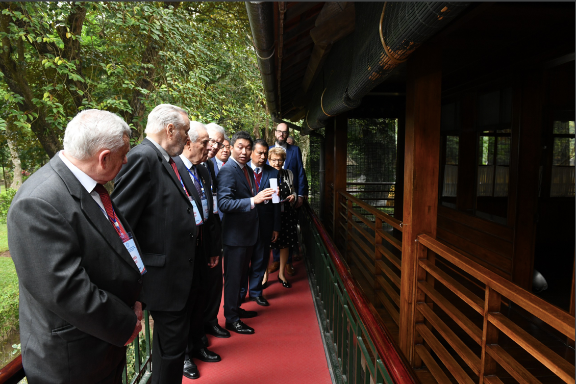 Đoàn đại biểu thăm Nhà sàn Bác Hồ. (Ảnh: Như Ý)