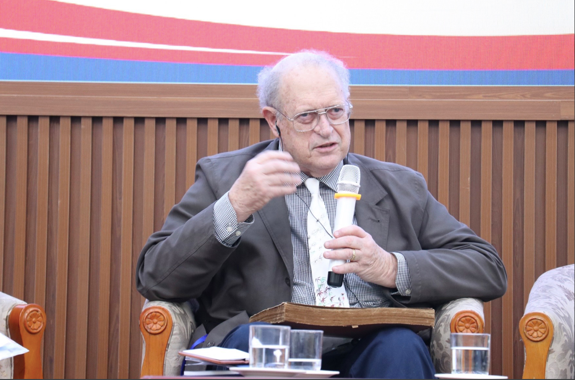 Ông John Terzano là một cựu chiến binh Hải quân Mỹ đã hai lần chiến đấu ở Việt Nam. Sau đó, ông cùng John Kerry (sau này trở thành Ngoại trưởng Mỹ, và hiện là Đặc phái viên khí hậu của Tổng thống Joe Biden) và Bobby Muller trở thành thành viên tích cực của tổ chức "Cựu binh Mỹ phản đối chiến tranh Việt Nam". Ông cũng là người đồng sáng lập tổ chức "Cựu chiến binh Mỹ tham chiến tại Việt Nam" và Quỹ Cựu chiến binh Mỹ tại Việt Nam.