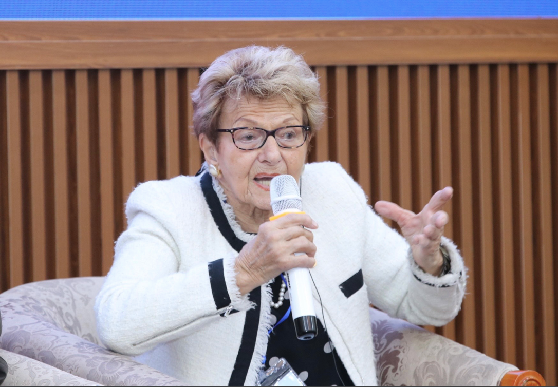 Bà Helen Luc, nguyên Thượng nghị sĩ, nguyên Chủ tịch Nhóm nghị sĩ hữu nghị Đảng Cộng sản Pháp tại Thượng viện Pháp, Chủ tịch danh dự Hội Hữu nghị Pháp – Việt, là một trong những người bạn lớn của Việt Nam nói chung và của đoàn Việt Nam Dân chủ Cộng hoà tại Hội nghị Paris nói riêng. (Ảnh: Như Ý)