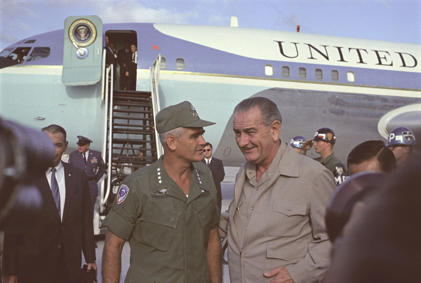 Tổng thống Lyndon Johnson thăm tướng William Westmoreland ở miền Nam Việt Nam 1 tháng trước Tết Mậu thân 1968. (Ảnh tư liệu) Tổng thống Lyndon Johnson thăm tướng William Westmoreland ở miền Nam Việt Nam 1 tháng trước Tết Mậu thân 1968. (Ảnh tư liệu)