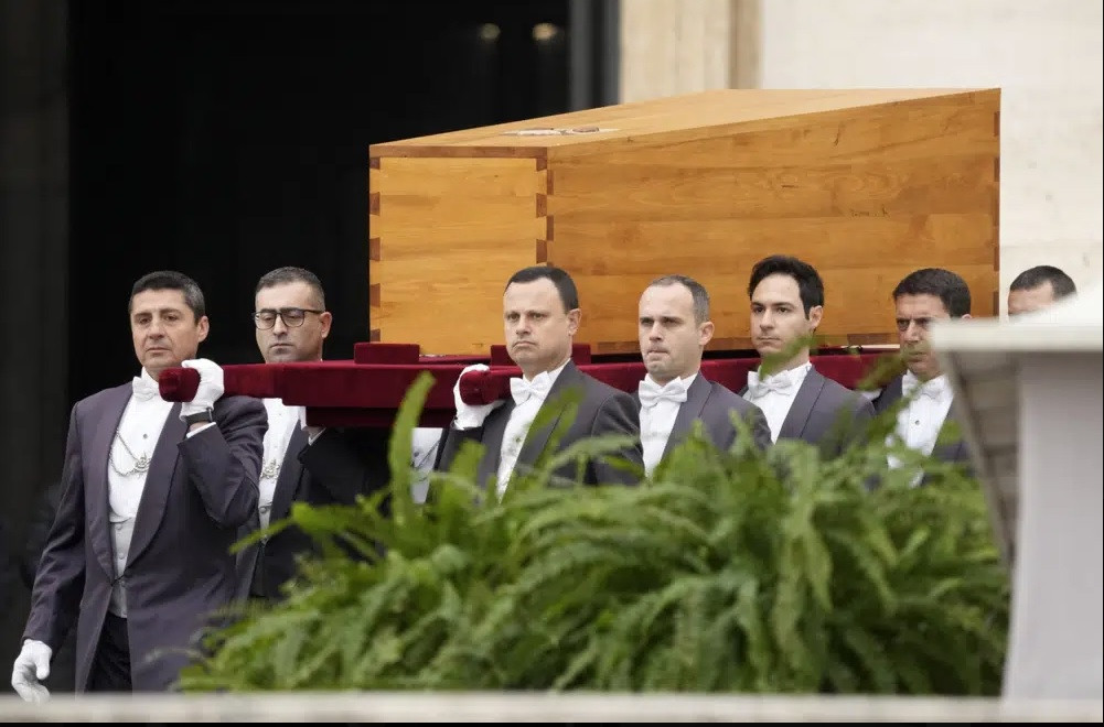 Linh cữu cựu Giáo hoàng Benedict được đưa qua quảng trường St. Peter. (Ảnh: AP)