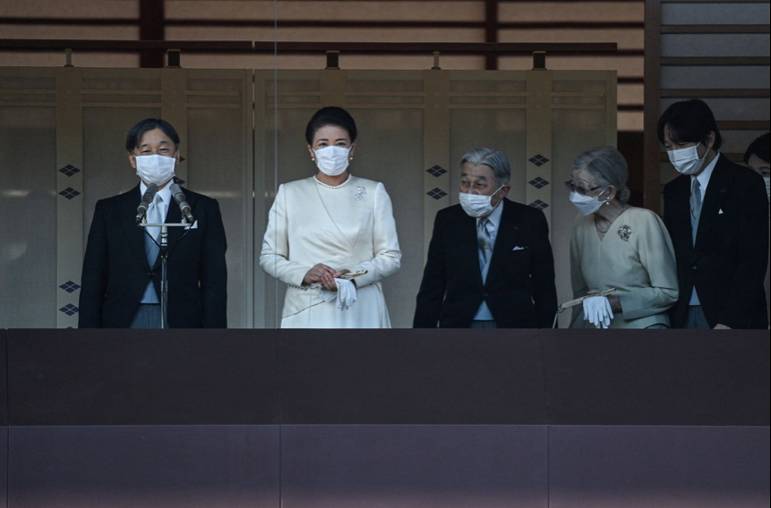 Nhật hoàng Naruhito, Hoàng hậu Masako, cùng Thái Thượng hoàng Akihito và Thái hậu Michiko chào người dân đầu năm mới. (Ảnh: Reuters)