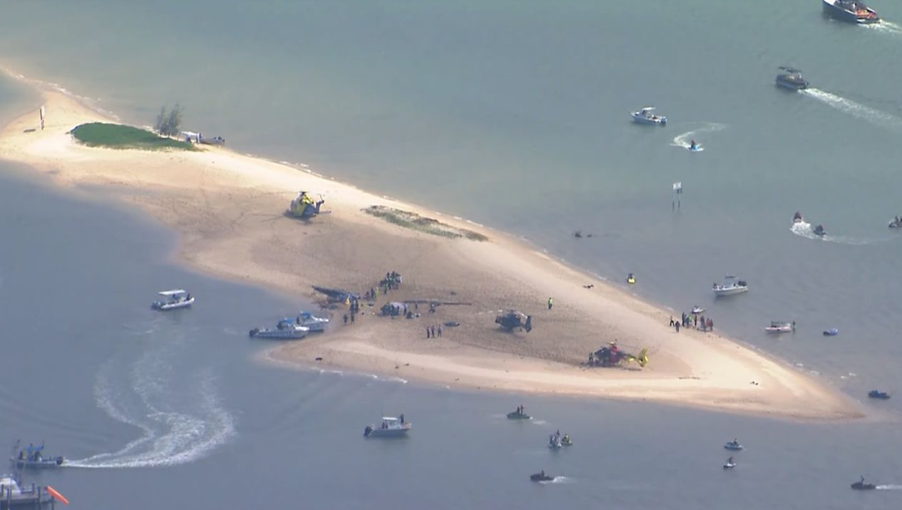 Bãi cát nằm cách bãi biển không xa Bãi cát nằm cách bãi biển không xa