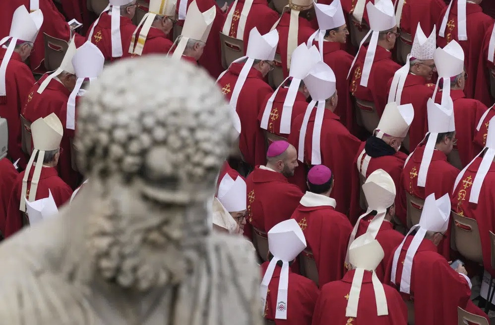 Các thành viên của nhà thờ ngồi chờ trước khi tang lễ diễn ra. (Ảnh: AP)