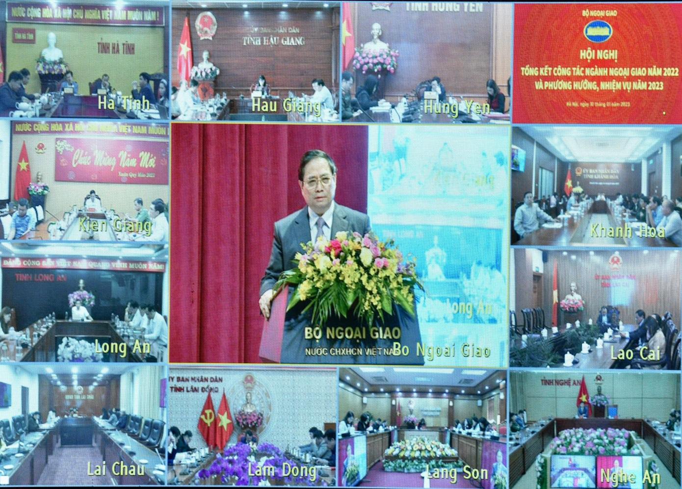 Các đại sứ, trưởng cơ quan đại diện và cán bộ ngoại giao ở nước ngoài tham dự bằng hình thức trực tuyến. (Ảnh: Như Ý)