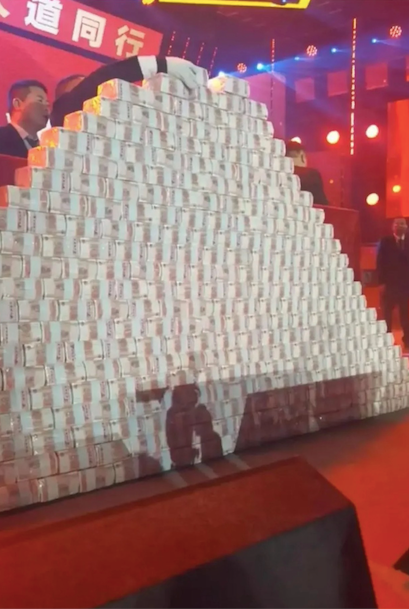 Núi tiền cao 2m được xếp trên sân khấu để thưởng cho nhân viên