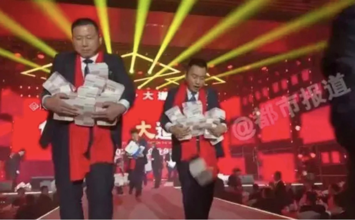 Các quản lý bán hàng của Henan Mine khệ nệ ôm tiền thưởng