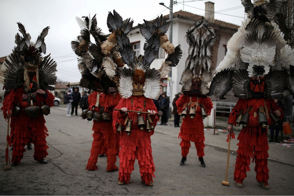 Trang phục của các vũ công trong lễ hội Surva của người dân ở Bulgary. (Ảnh: Reuters)