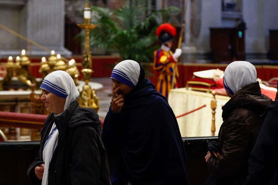 Các tín đồ vào viếng cựu Giáo hoàng Benedict. (Ảnh: Reuters) Các tín đồ vào viếng cựu Giáo hoàng Benedict. (Ảnh: Reuters)