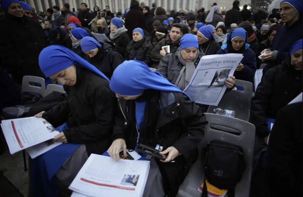 Quảng trường St. Peter chật kín người tiễn đưa. (Ảnh: AP)