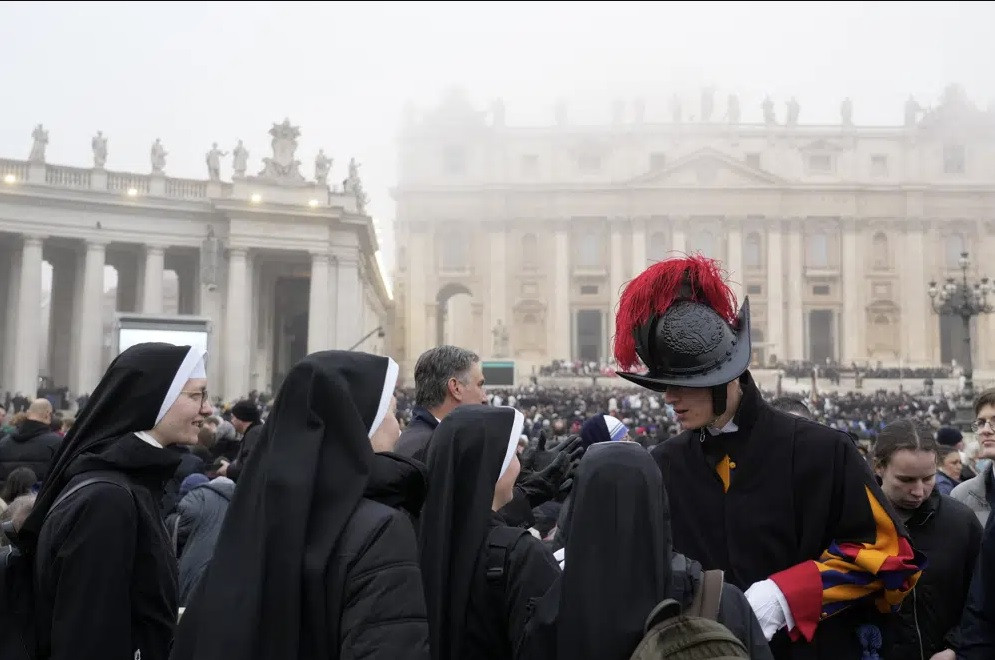 Khoảng 6.000 người tham gia lễ tang. (Ảnh: AP)