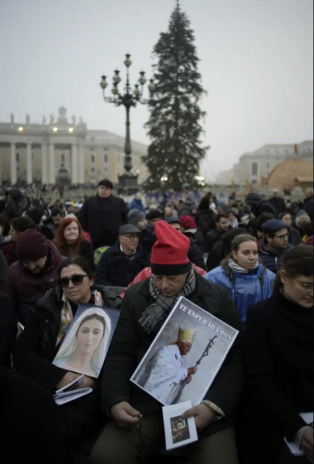 Các tín đồ đến đưa tiễn cựu Giáo hoàng Benedict. (Ảnh: AP