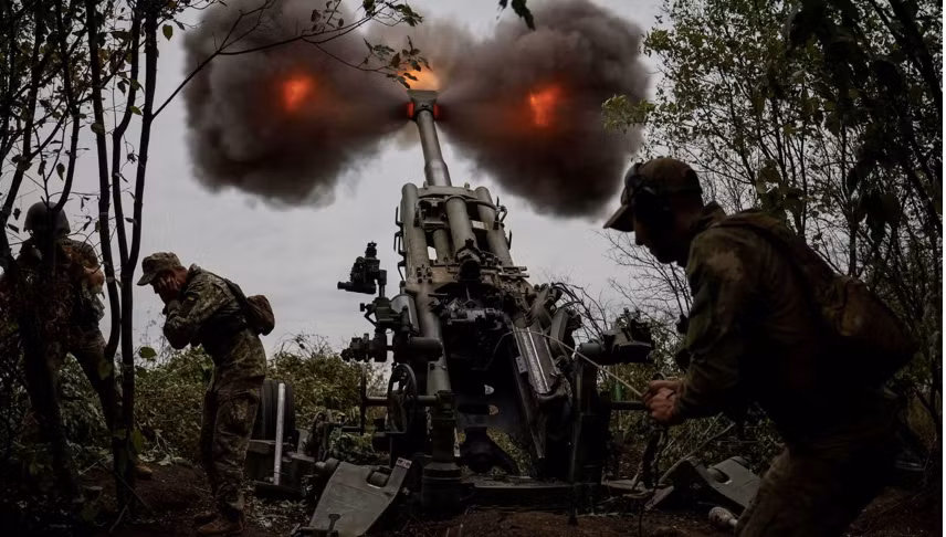 Quân lính Ukraine bắn pháo M777 trên chiến trường. (Ảnh: Reuters) Quân lính Ukraine bắn pháo M777 trên chiến trường. (Ảnh: Reuters)