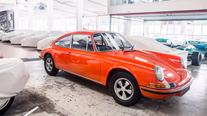 Choáng ngợp trước nhà để xe “bí mật” của Porsche ảnh 1