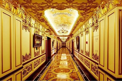 Trụ sở công ty với nội thất dát vàng xa hoa như cung điện ảnh 1