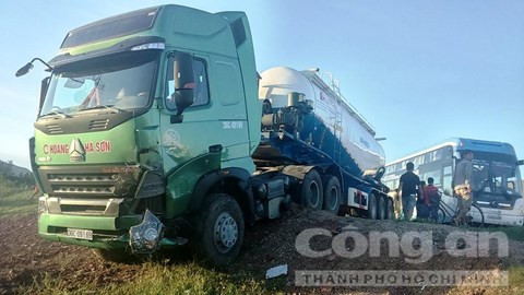 Xe ô tô đâm dải phân cách, tài xế thoát chết gang tấc ảnh 2