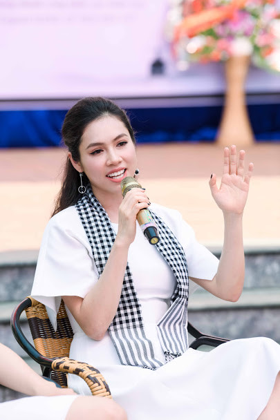 Á hậu Hoàng My: “Người đẹp và siêu xe liên quan gì đến sách?” ảnh 6