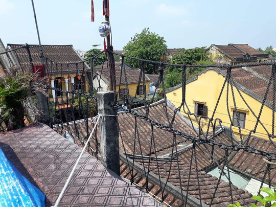 Chụp ảnh cưới phản cảm trên mái nhà cổ Hội An ảnh 3