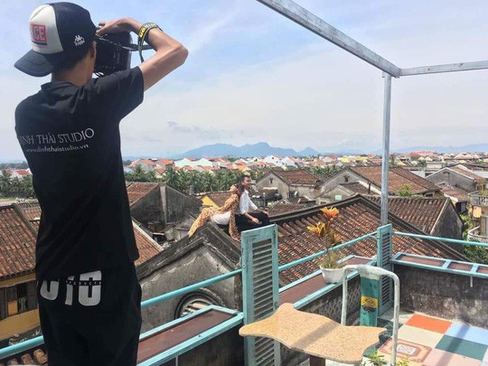 Chụp ảnh cưới phản cảm trên mái nhà cổ Hội An ảnh 1