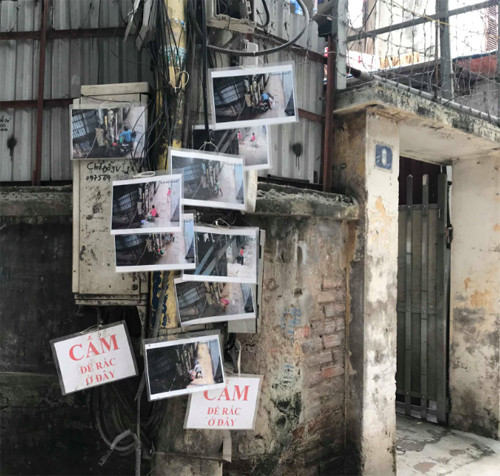 Ngõ nhỏ Hà Nội sạch bong sau khi treo ảnh người đổ rác trộm ảnh 1