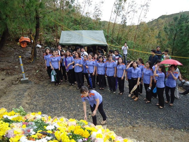 Đoàn nữ công Viện kiểm sát nhân dân tỉnh Quảng Bình vào trước phần mộ của Đại tướng để thắp nén hương thơm kính viếng ngày 19/10