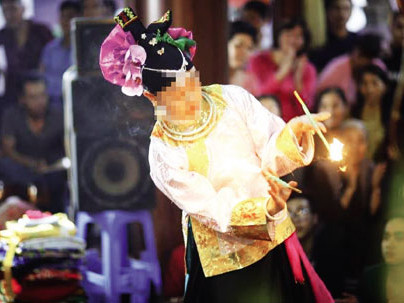 Lê Đức K. trong một giá hầu. Ảnh: KT. Lê Đức K. trong một giá hầu. Ảnh: KT