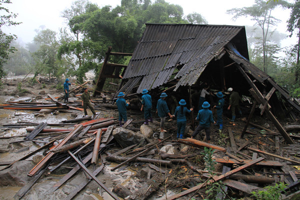 Một ngôi nhà bị tàn phá cạnh dòng suối