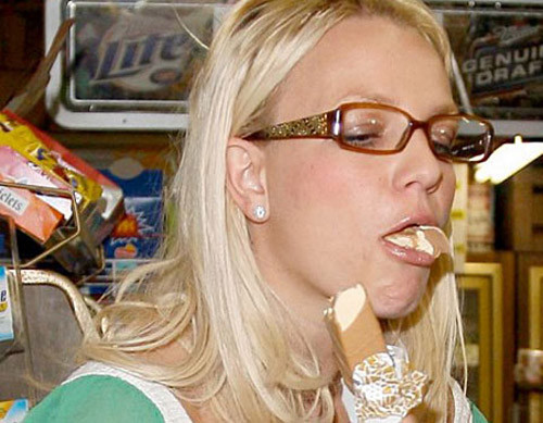 'Công chúa nhạc Pop' rất vội vã trong việc ăn uống nên cô chả ý tứ gì cả