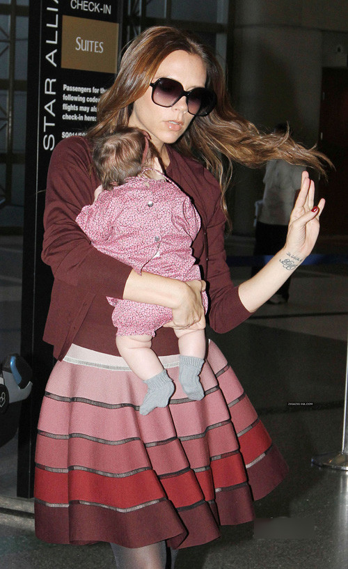 Xuất hiện tại sân bay Los Angle (Mỹ), hai mẹ con nhanh chóng trở thành tâm điểm của sự chú ý. Tại buổi lễ trao giải thưởng British Fashion. Hai mẹ con tại thành phố Los Angles. Vic và Harper với tone hồng xuất hiện trên đường phố New York (Mỹ) trong tuần lễ thời trang New York. Công chúa Harper trông thật đáng yêu với chiếc váy và chiếc nơ xinh màu hồng. Hai mẹ con đi mua sắm tại của hàng Big Apple. Vừa mới bước chân ra khỏi cửa hàng Channel, hai mẹ con đã bị những paparazzi chộp được.