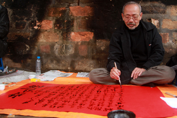 Hoa đào nở lại thấy ông đồ già bày mực tàu giấy đỏ