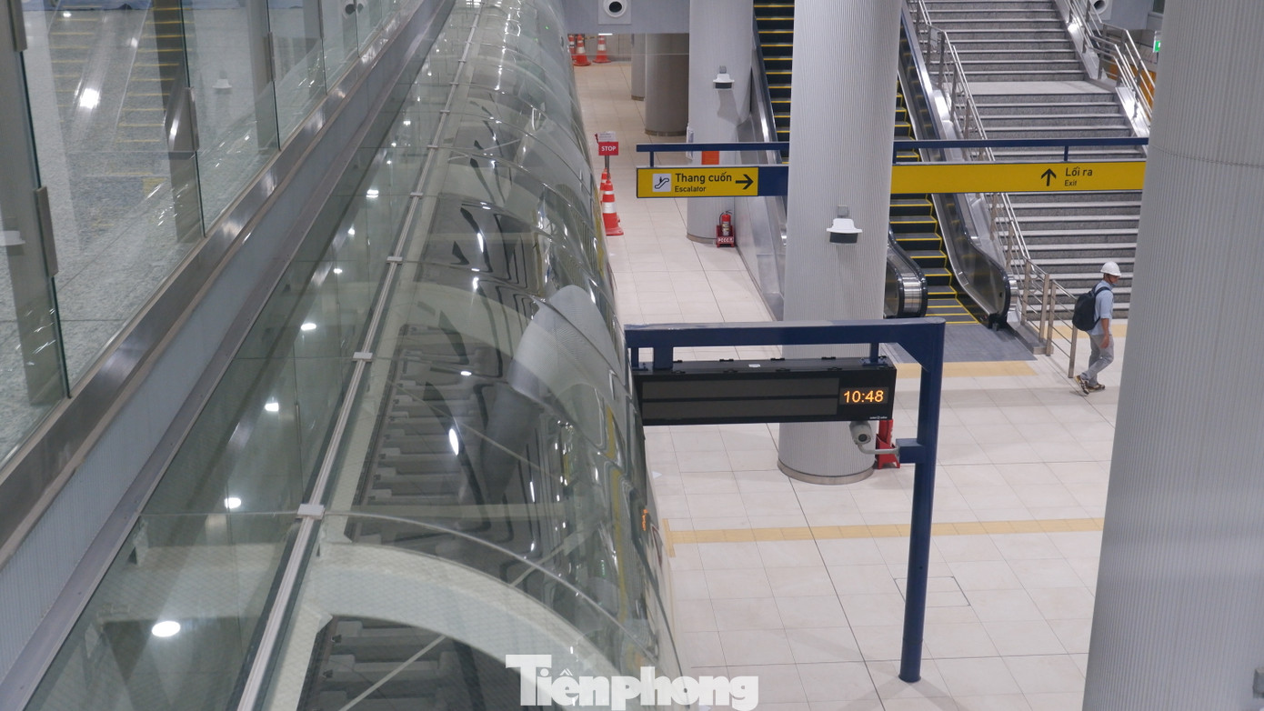 Tầng 2 là nơi tàu dừng, đỗ để đón trả khách. Hai tầng còn lại dành cho các hạng mục kỹ thuật và các không gian thương mại, tiện ích phục vụ hành khách.