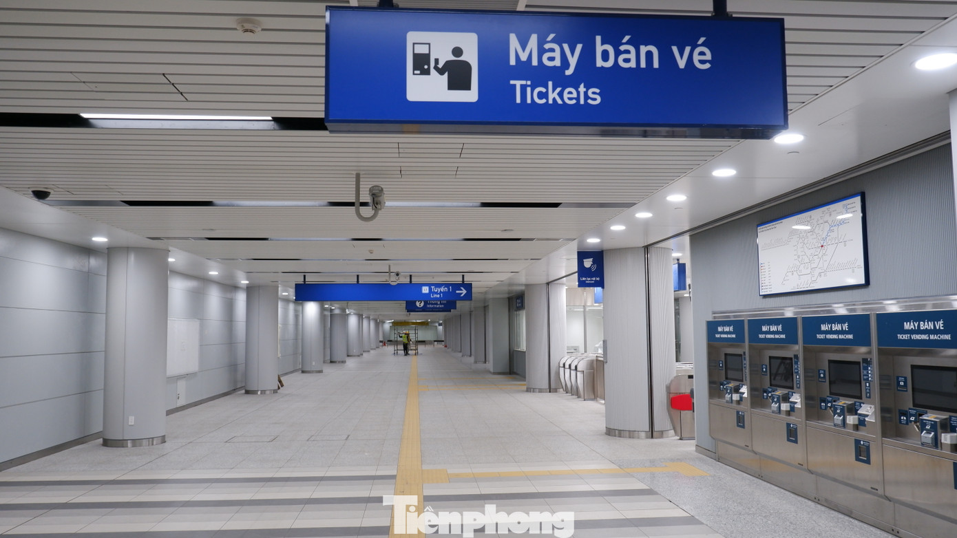 Tầng 1 rộng khoảng 45.0000m2, bao gồm khu vực sảnh chính, quầy vé và các cửa kiểm soát. Ngoài chức năng sảnh chờ, bán vé, trong tương lai sẽ tích hợp trung tâm thương mại rộng 18.100m2, hành lang và quảng trường ngầm rộng 21.500m2. Ảnh: Hữu Huy