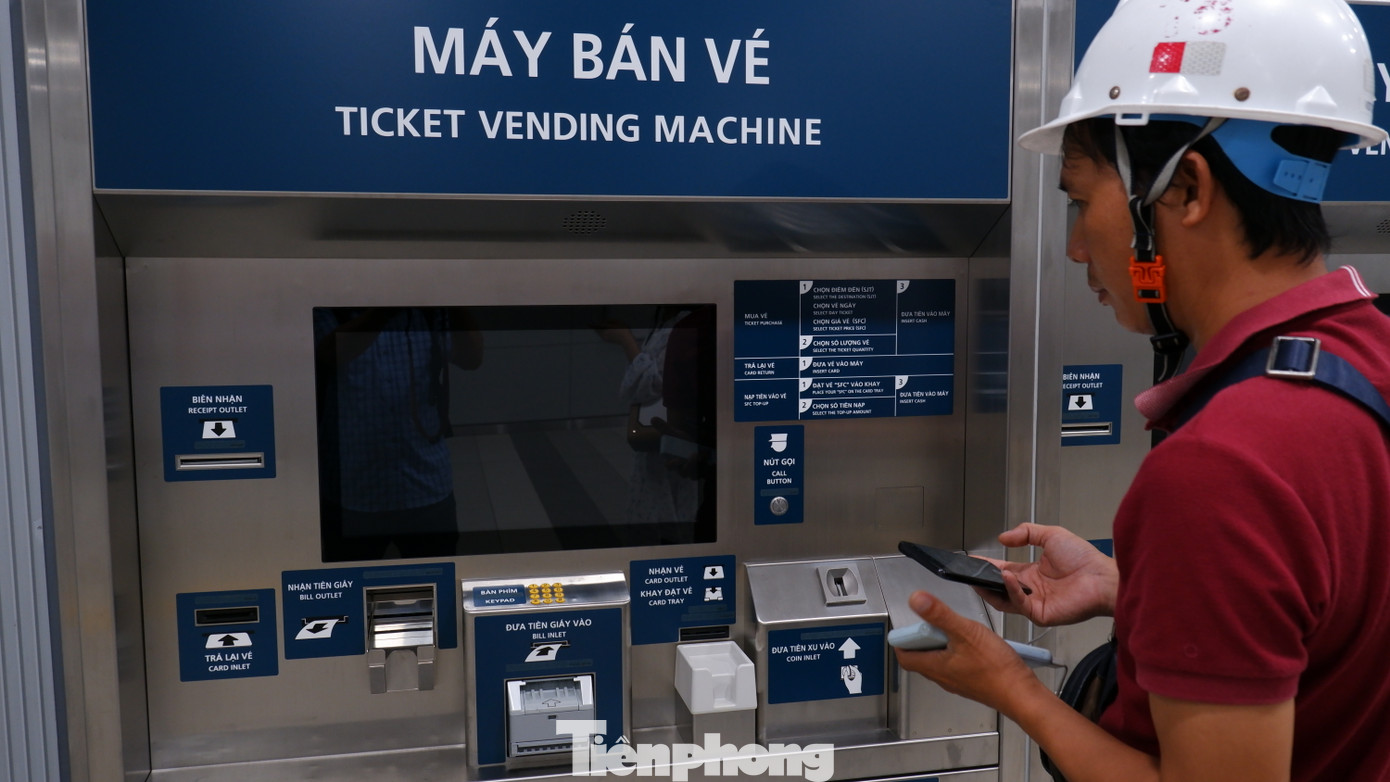 Nhà ga ngầm Bến Thành được bố trí 18 máy bán vé tự động.