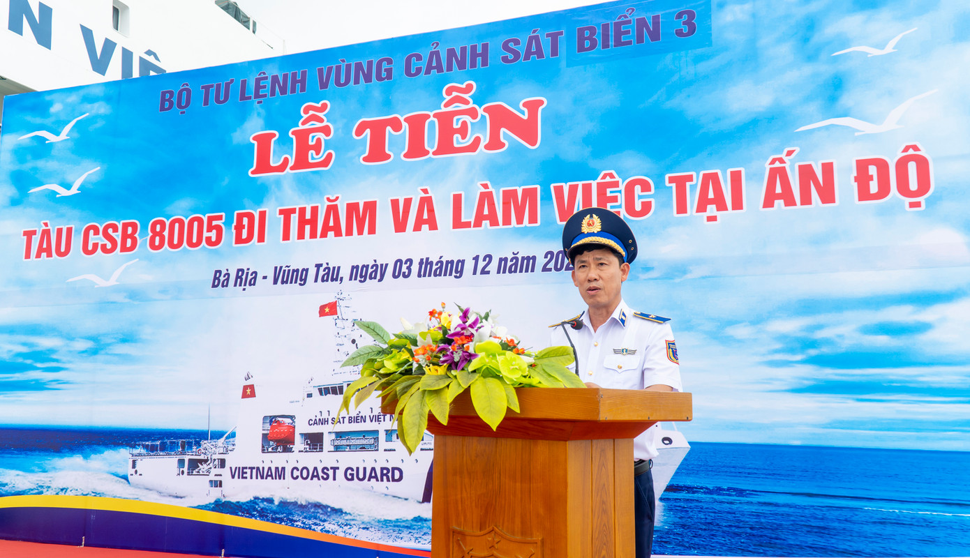 Thiếu tướng Ngô Bình Minh - Tư lệnh Vùng Cảnh sát biển 3, giao nhiệm vụ cho đoàn công tác tại lễ tiễn tàu. Ảnh: Bộ Tư lệnh Vùng Cảnh sát biển 3