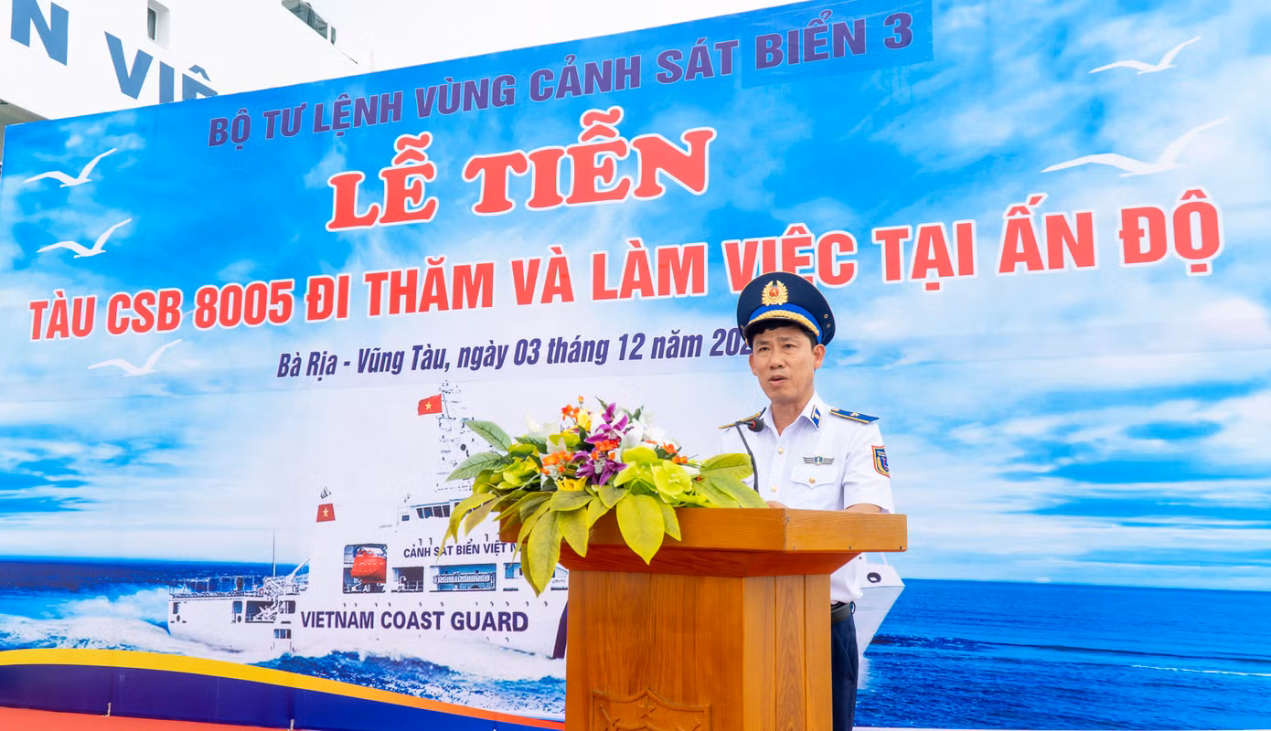 Thiếu tướng Ngô Bình Minh - Tư lệnh Vùng Cảnh sát biển 3, giao nhiệm vụ cho đoàn công tác tại lễ tiễn tàu. Ảnh: Bộ Tư lệnh Vùng Cảnh sát biển 3