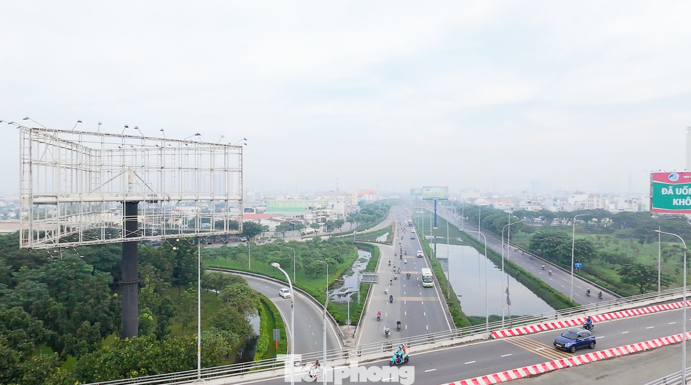 Sương mù dày đặc trên quốc lộ 1 (quận Bình Tân) - cửa ngõ phía tây TPHCM. Ảnh: Hữu Huy