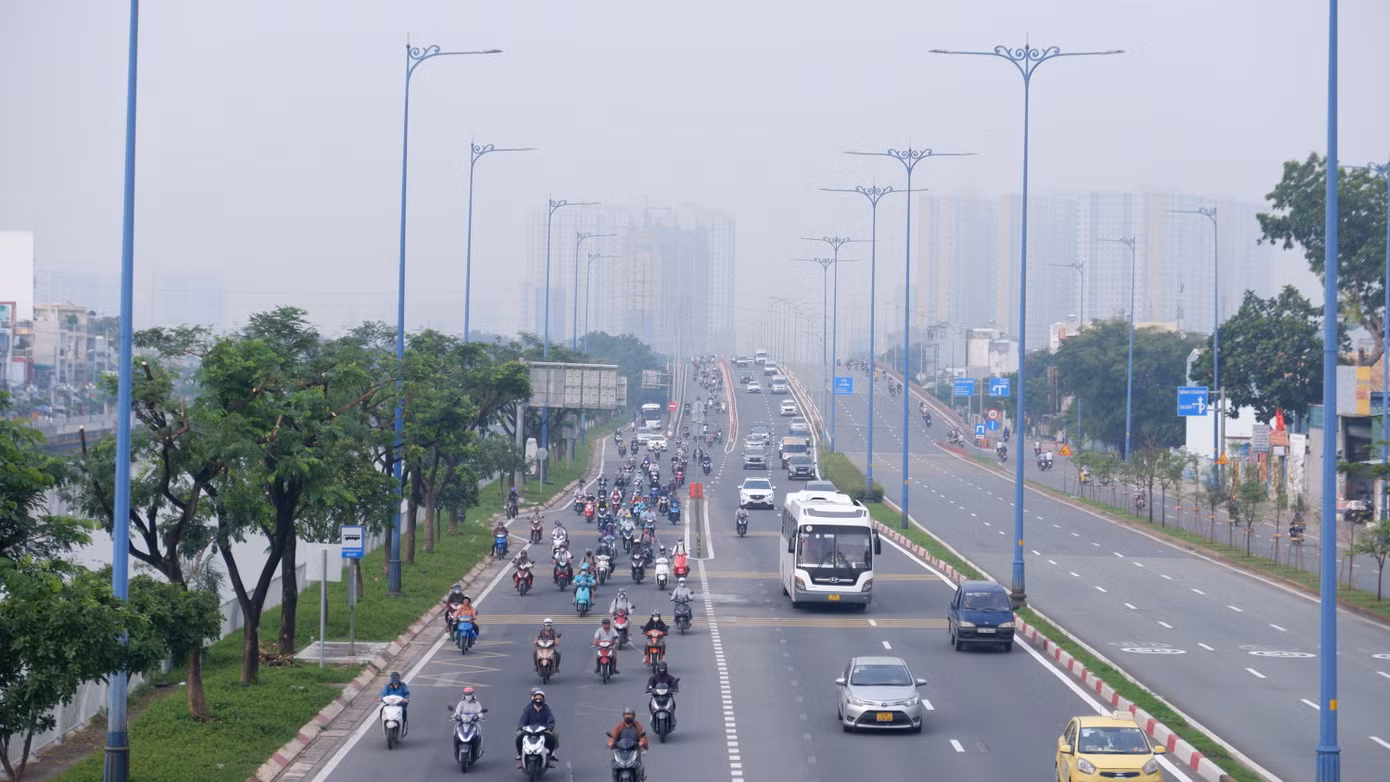 Nhiều nơi tại TPHCM tiếp tục xuất hiện sương mù vào sáng 2/12, nồng độ bụi mịn vượt mức cho phép nhiều lần. (Ảnh: Hữu Huy)