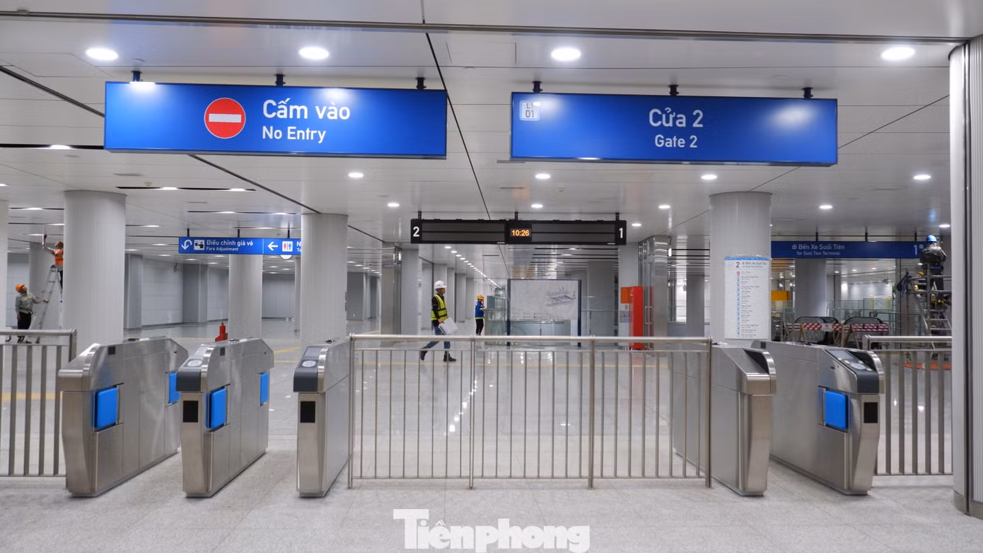 Cổng kiểm soát vé tại nhà ga Bến Thành. Ảnh: Hữu Huy