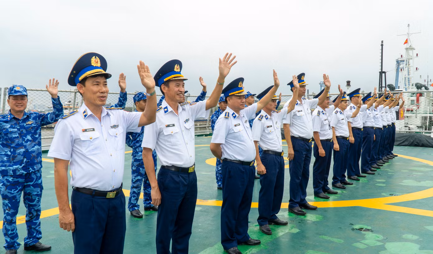 Thủ trưởng Bộ tư lệnh Vùng Cảnh sát biển 3 và thủ trưởng các cơ quan đơn vị chào tiễn tàu rời bến lên đường thăm và làm việc tại Ấn Độ. Ảnh: Bộ tư lệnh Vùng Cảnh sát biển 3