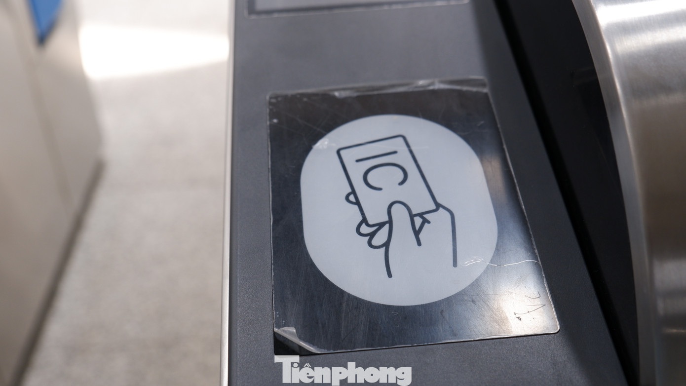 Hiện nay các cổng kiểm soát vé đã được hoàn thành lắp đặt. Theo đơn vị vận hành, khu soát vé có hai lối vào chia thành 16 luồng, trong đó có 4 luồng rộng hơn dành cho người khuyết tật.